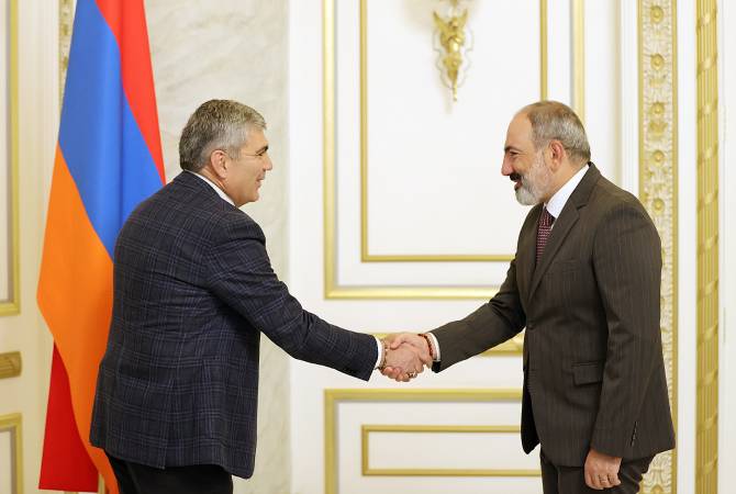 Pashinyan holds political consultations with extra-parliamentary forces: meeting held with 
Republic party leader