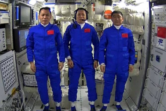 Си Цзиньпин связался с космонавтами, находящимися на станции "Тяньгун"
