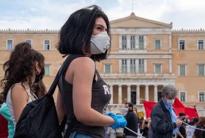 В Греции отменяют ношение масок на улице и комендантский час