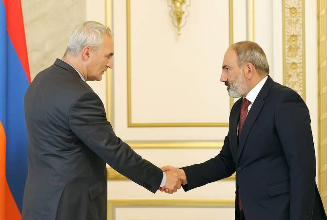 Никол Пашинян встретился с председателем Европейской партии Армении Тиграном 
Хзмаляном