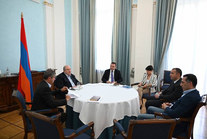 Armenian President discusses technology development prospects with caretaker economy 
minister, FAST director