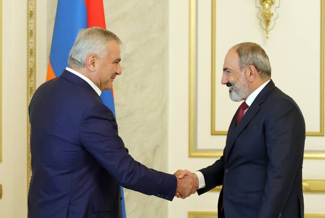 Nikol Pashinyan et Samvel Karapetyan discutent des programmes d'investissement mis en 
œuvre par le groupe «Tashir»