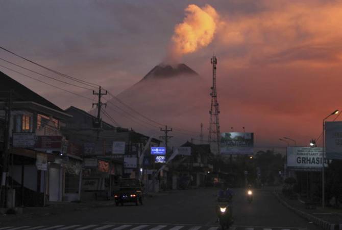 Вулкан Мерапи в Индонезии выбросил пепел и дым на высоту 1 км
