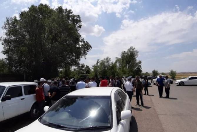 Ազատան և Բենիամին գյուղերի բնակիչները բացել են Երևան-Գյումրի մայրուղին

