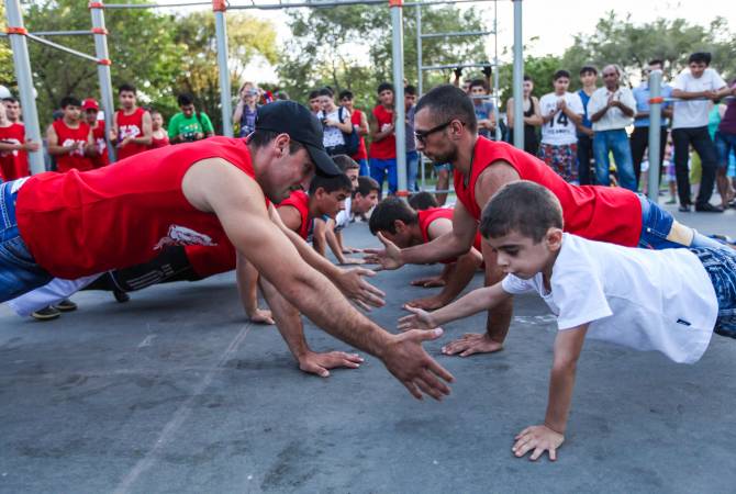 الاتحاد الأرميني للتمارين الرياضية الشارعية ينظّم تدريبات بالهواء الطلق لسكان المجتمعات التي لا توجد 
بها مناطق تدريب