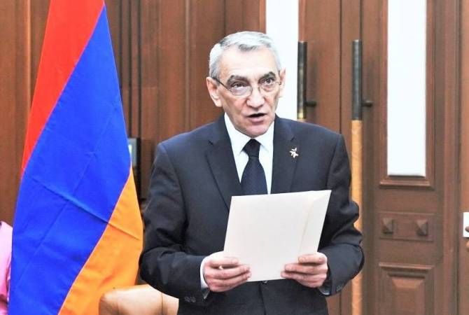 سفير أرمينيا المعين حديثاً لدى الهند يوري باباخانيان يقدّم أوراق اعتماده إلى الرئيس الهندي شري رام 
ناث كوفيند