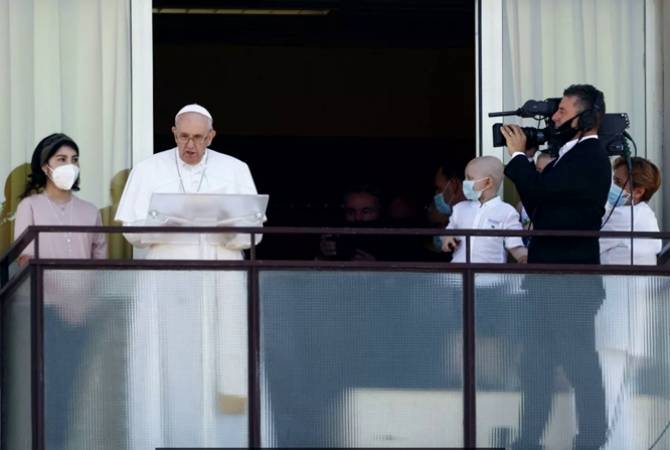 Папа Франциск впервые после операции появился перед верующими

 