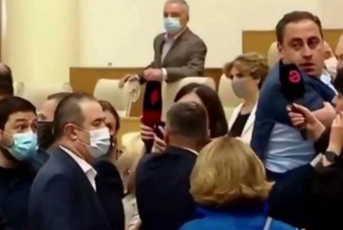 Վրաստանի խորհրդարանի նիստերի դահլիճում ծեծկռտուք Է տեղի ունեցել