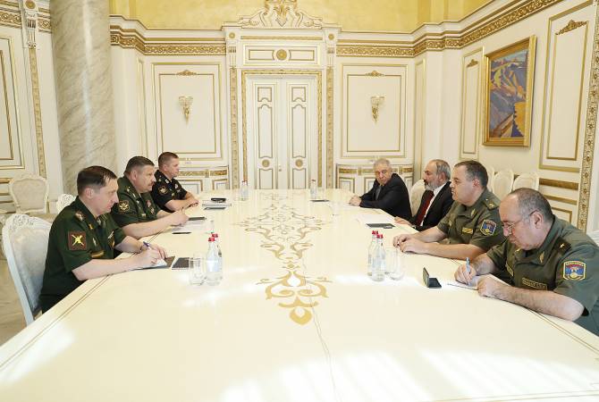 رئيس الوزراء الأرميني المؤقت نيكول باشينيان يستقبل نائب رئيس هيئة الأركان العامة للقوات المسلحة 
الروسية سيرجي استراكوف