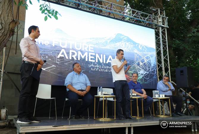 مؤسسو مبادرة أورورا الإنسانية روبين فاردانيان ونوبار أفينيان يقدّمان مشروع«أرمني المستقبل» لأرمينيا 
آرتساخ والشتات   