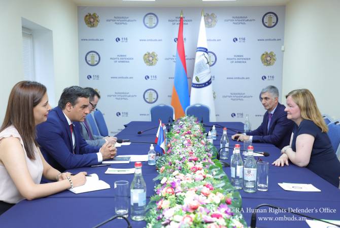 L'Ombudsman arménien a informé Nathalie Loiseau des actes criminels commis par les forces 
armées azéries