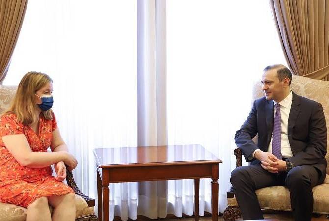 Rencontre du ministre des Affaires étrangères par intérim Armen Grigoryan avec Nathalie 
Loiseau

