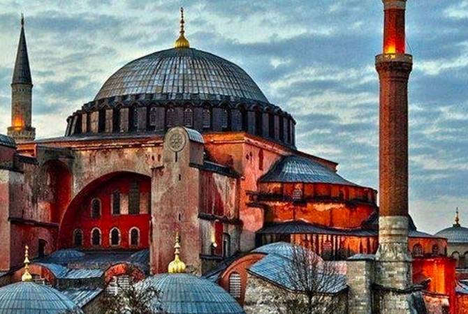 ЮНЕСКО требует от Турции отчета о состоянии церкви Святой Софии, превращенной в 
мечеть
