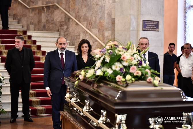 Caretaker PM Pashinyan, spouse Anna Hakobyan attend final farewell ceremony for Jivan 
Gasparyan