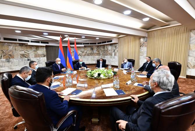 Première réunion avec la participation de Nikol Pashinyan et les dirigeants des forces politiques 
extra-parlementaires 