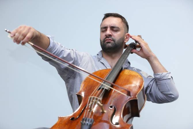 عازف التشيلو الأرمني الشهير سيفال أفانيسيان الذي عزف بكاتدرائية شوشي خلال عدوان أذربيجان-
تركيا على آرتساخ سيلقي حفل
