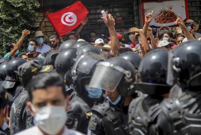 СМИ: армия Туниса блокировала здание правительства