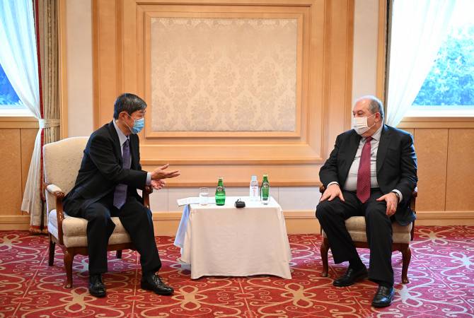 Le Président Sarkissian et le Président de la JICA ont discuté des possibilités de renforcer la 
cooperation