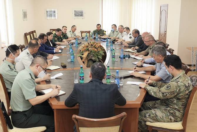 Defense Ministry introduces military attachés of foreign embassies in Armenia on border 
situation