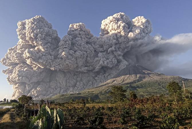 Вулкан Синабунг в Индонезии выбросил столб пепла на высоту 4,5 км