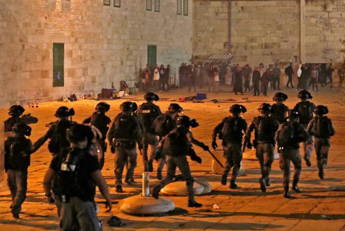 Более 210 палестинцев пострадали в стычках с полицией Израиля на Западном берегу 
Иордана