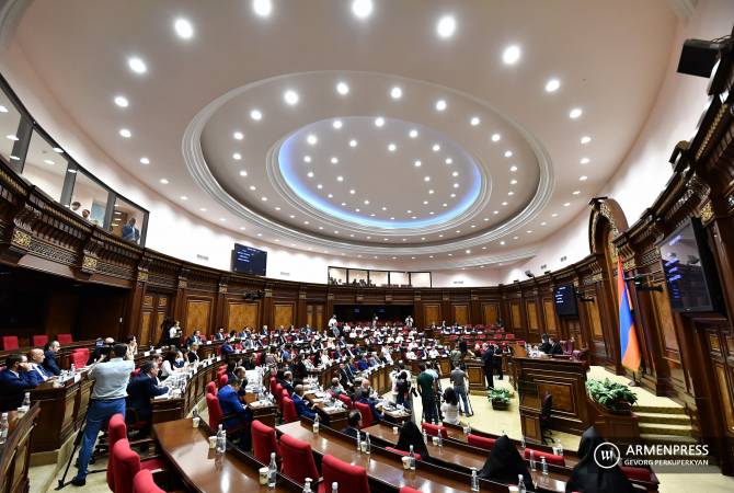 Парламент   проведет голосование по выборам председателя НС повторно — из-за 
опечатки в бюллетенях 
