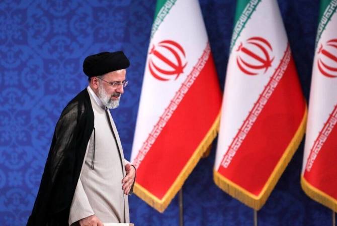 В Иране прошла церемония утверждения нового президента духовным лидером