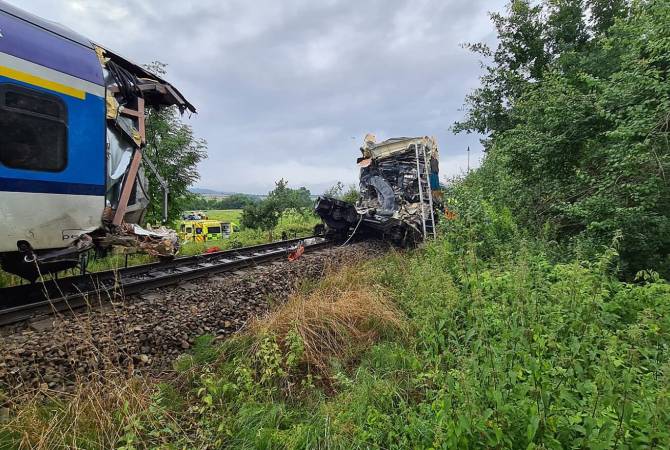 Около 50 человек пострадали в результате столкновения двух поездов в Чехии
