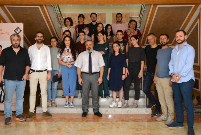 وزير خارجية آرتساخ دافيد بابيان يلتقي بالصحفيين الأجانب وممثلي المنظمات الشبابية الأرمنية وبحث 
وضع آرتساخ