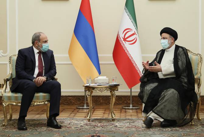 رئيس الوزراء الأرميني نيكول باشينيان يلتقي الرئيس الإيراني المنتخب إبراهيم رئيسي في طهران والذي 
يلبّي دعوة زيارة أرمينيا