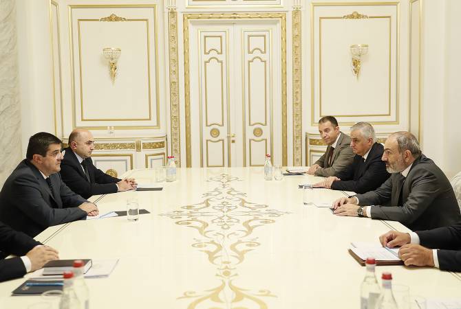 مناقشة آفاق التنمية الاقتصادية في آرتساخ بين رئيس الوزراء الأرميني نيكول باشينيان ورئيس آرتساخ 
أرايك هاروتيونيان