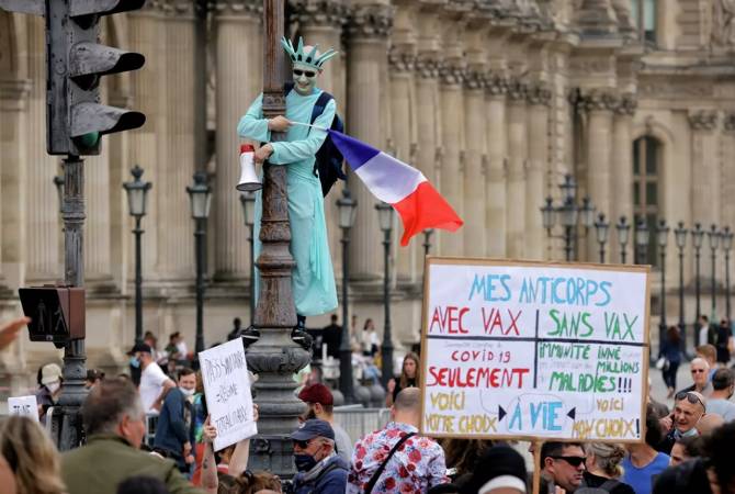 Փարիզում սանիտարական անցաթղթերի կիրառման դեմ բողոքի ակցիա է 
իրականացվում