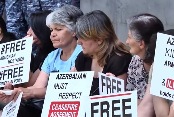 Родные пленных у здания правительства Армении проводят акцию протеста

