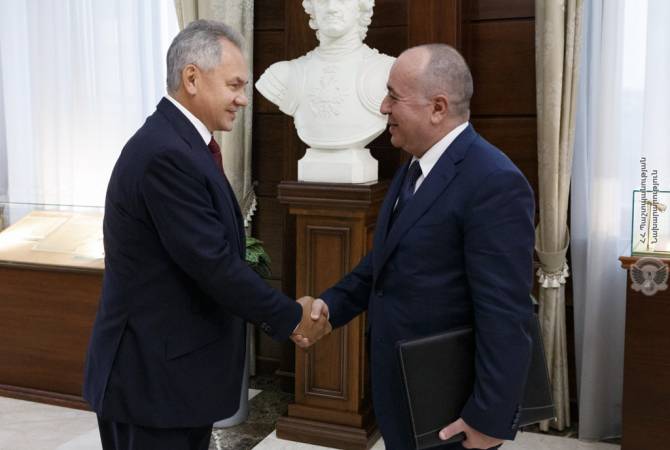 Armenian, Russian defense ministers hold discussion