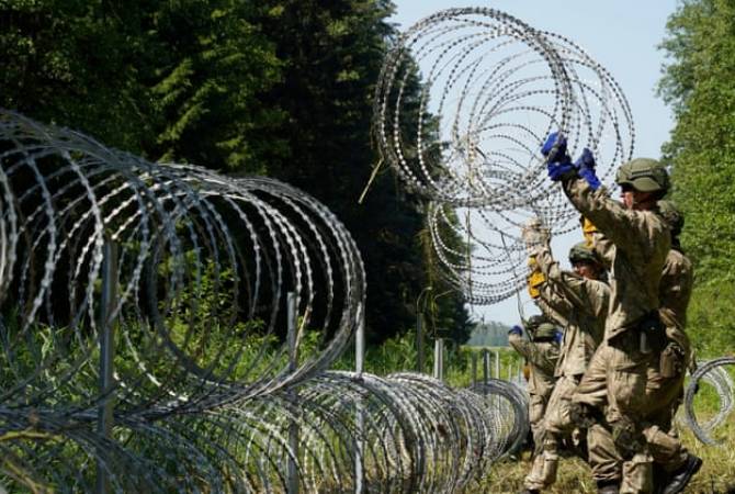 Латвия потратит 1,7 млн евро на строительство колючей проволоки на границе с 
Беларусью 