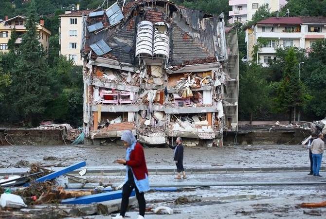 ارتفاع عدد القتلى جراء الفيضانات بتركيا إلى 27 