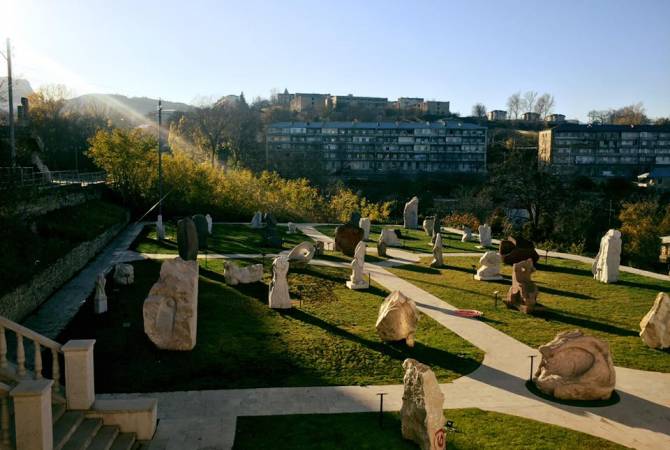 Azerbaijanis remove sculptures from the park of Shushi Museum of Fine Arts