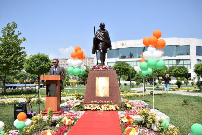 В Ереване открылся памятник Махатме Ганди
