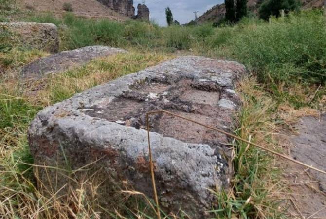 Ankara'da tarihi Ermeni mezarlığında defineci talanı