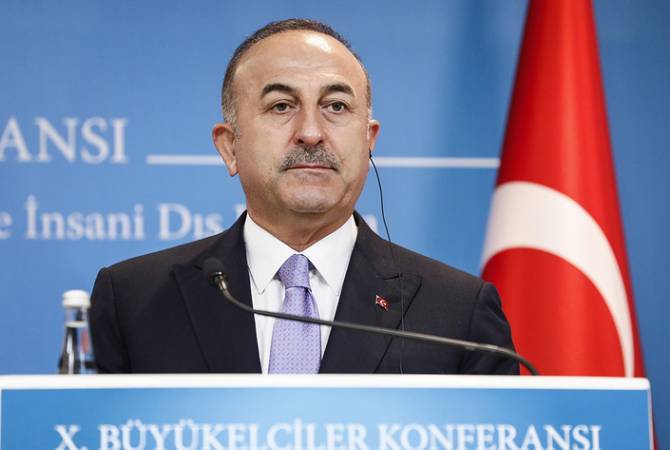 وزير الخارجية التركي مولود جاويش أوغلو يقول إن تركيا تواصل دعم وحدة أراضي أوكرانيا ولم ولن تعترف 
بلاده بالقرم 
