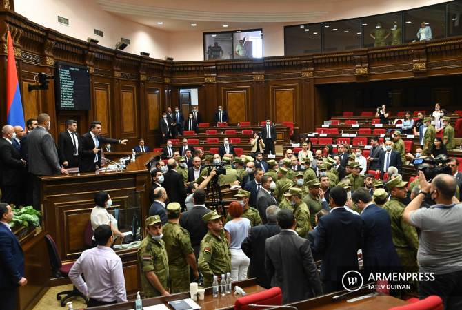 رئيس البرلمان الأرميني آلان سيمونيان يعتذر من مواطني جمهورية أرمينيا لما حصل في البرلمان اليوم