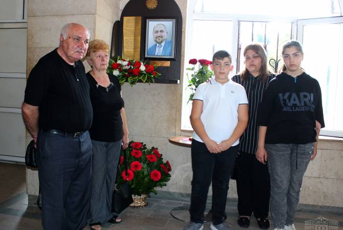 В МИД Арцаха установлена мемориальная доска погибшего в ходе войны Ерванду 
Гаджияну

