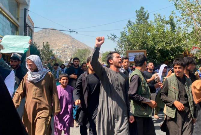 Taliban, Kabil'de Pakistan karşıtı göstericileri havaya ateş açarak dağıttı
