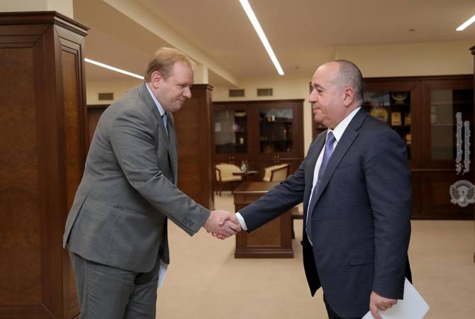 وزير الدفاع الأرميني أرشاك كارابيتيان يستقبل المدير العام لسكة حديد جنوب القوقاز أليكسي ميلينكوف