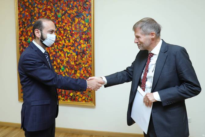 السفير البلجيكي الجديد بأرمينيا مارك ميشيلسن يقدّم نسخ من أوراق اعتماده لوزير الخارجية آرارات 
ميرزويان