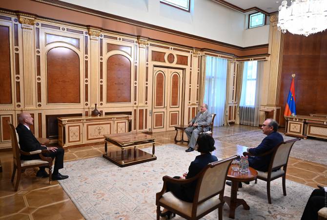Le Président a reçu l'Ambassadeur d'Allemagne à l'occasion de la conclusion de sa mission 
diplomatique en Arménie