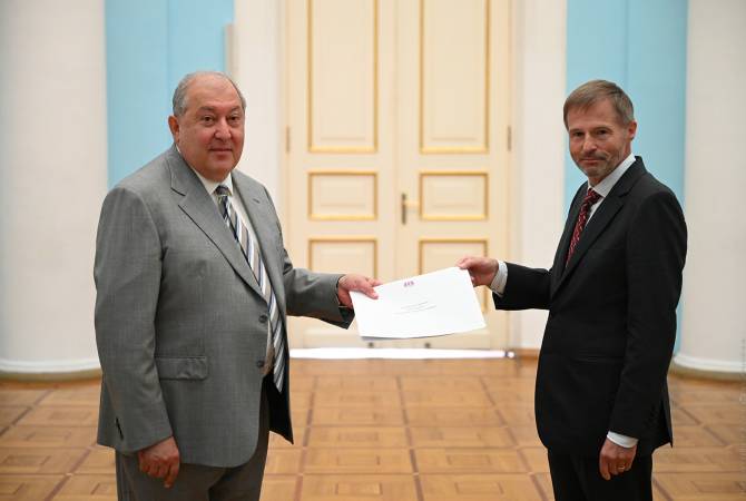 الرئيس أرمين سركيسيان يتقبّل أوراق اعتماد سفير بلجيكا الجديد لدى أرمينيا مارك ميشيلسن
