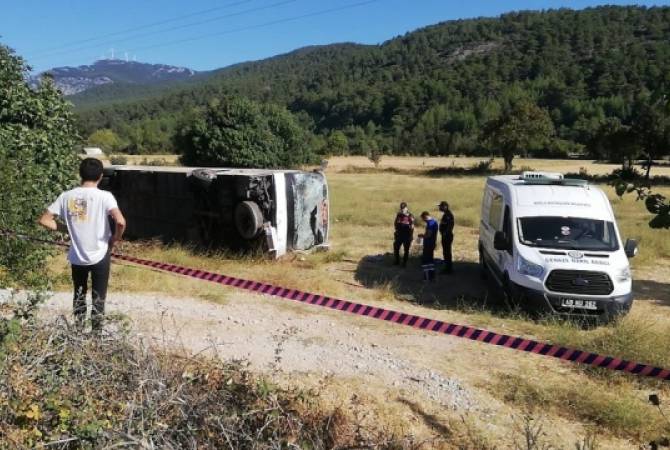 Türkiye’de turistleri taşıyan otobüs ile öğrenci servisi çarpıştı: 1 ölü, 55 yaralı
