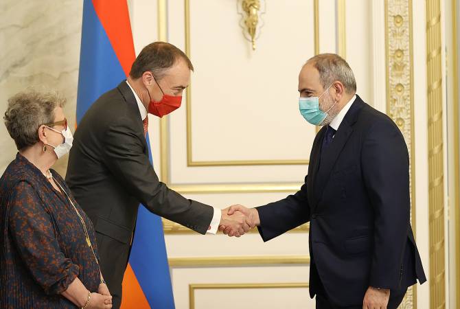 رئيس وزراء أرمينيا نيكول باشينيان يستقبل الممثل الخاص للاتحاد الأوروبي لجنوب القوقاز تويفو كلار وبحث 
مسألة آرتساخ