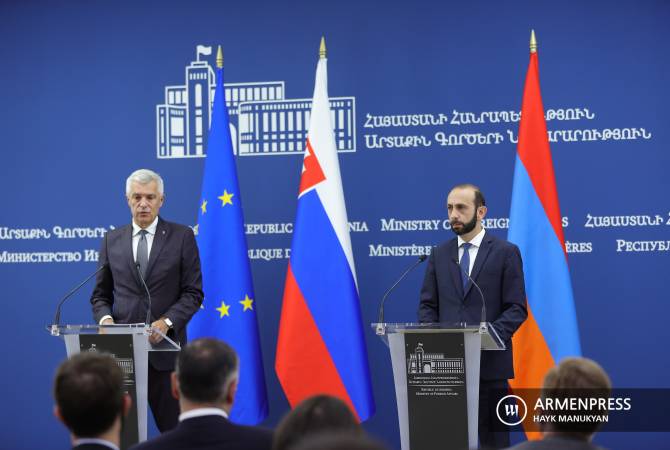 وزير الخارجية السلوفاكي إيفان كورشوك يدعو نظيره الأرميني ميرزويان لزيارة سلوفاكيا في أي وقت 
مناسب بعد مؤتمر بيريفان